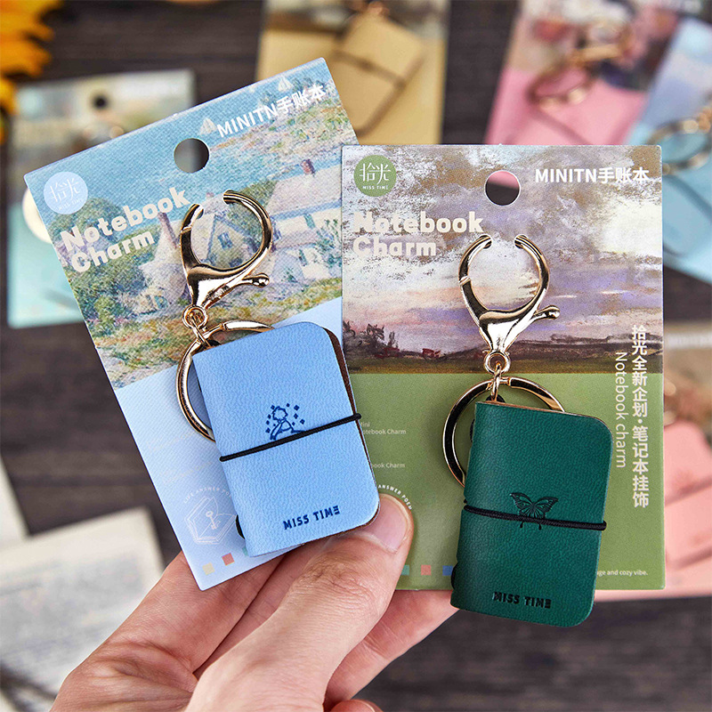 Travel Journal Accessories - سلسلة مفاتيح Mr. Paper مكونة من